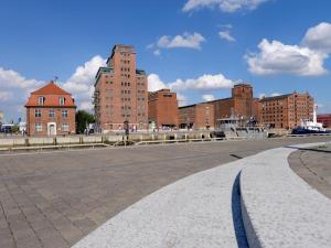 eine Straße in einer Stadt mit hohen Gebäuden in der Unterkunft Ohlerich Speicher App. 19 - Meerblick in Wismar