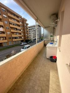 een leeg balkon met uitzicht op een stadsstraat bij Appartamento ALICE (CISANELLO-PISA) in Pisa