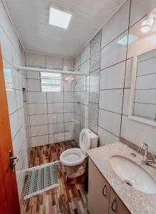 a bathroom with a toilet and a sink at Apartamentos Dumont in Monte Verde