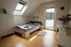 1 dormitorio con cama y ventana en Guest house TOMAN, en Bled