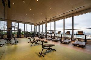- une salle de sport avec un ensemble d'équipements d'exercice dans un bâtiment dans l'établissement The Rixx Iconic Apartment @ D1/pool/gym/Netflix, à Hô-Chi-Minh-Ville