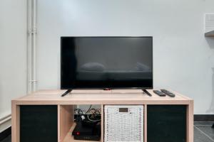 Telewizja i/lub zestaw kina domowego w obiekcie MILANO - Studio à deux pas de l’Avenue du Prado