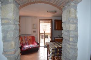 una sala de estar con una pared de piedra en Agriturismo Flora, en Chiusi della Verna