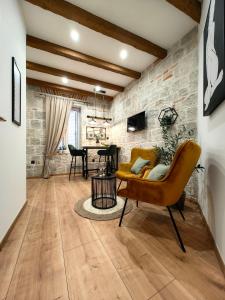 - un salon avec un canapé et une table dans l'établissement Apartments Lana Spalato, à Split