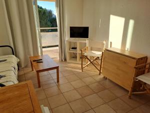 salon z telewizorem, kanapą i stołem w obiekcie STUDIO PORT 200 M PLAGE w mieście Canet-en-Roussillon