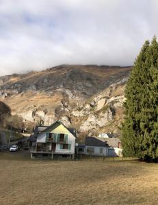 Maison à sainte marie de Campan في سانت-ماري-دي-كامبان: منزل على ارض فيها جبل في الخلف