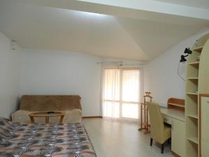 Schlafzimmer mit einem Bett, einem Schreibtisch und einem Tisch in der Unterkunft Apartment Latte in Lwiw