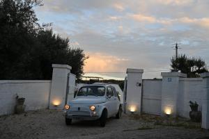 un pequeño coche aparcado frente a una valla en CASALE VISTA ADUA, en Ostuni 27 fotos más