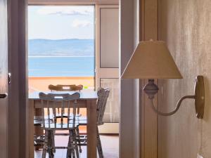 イーゾラ・ロッサにあるL'Approdo Apartmentsの海の景色を望むテーブル付きの客室です。