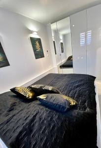 um quarto com uma cama com duas almofadas em Apartament Akcent em Sopot