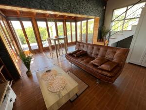 uma sala de estar com um sofá de couro castanho e uma mesa em Altea Paradiso em Altea