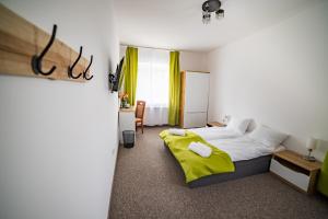 1 dormitorio con 1 cama con manta amarilla en Rezydencja Klonowa, en Ober Wüstegiersdorf