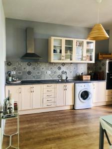A kitchen or kitchenette at Nuevo Apartamento en Playa de las Canteras