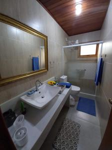 Phòng tắm tại Casa e Edicula com piscina e churrasqueira