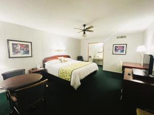 Säng eller sängar i ett rum på The Madison Inn Motel