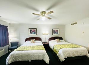 Säng eller sängar i ett rum på The Madison Inn Motel