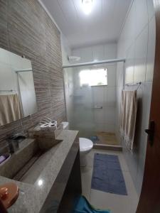 Phòng tắm tại Casa e Edicula com piscina e churrasqueira