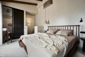 Ένα ή περισσότερα κρεβάτια σε δωμάτιο στο OCRE the art of living