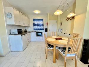 een keuken met een houten tafel en stoelen in een kamer bij Casa Carlos in Benalmádena