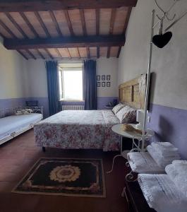 1 dormitorio con 2 camas y ventana en la casina nel tempo, en Santarcangelo di Romagna