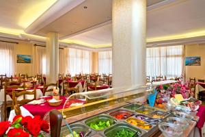 a restaurant with a buffet in the middle of a room at Hotel Corallo in Eraclea Mare