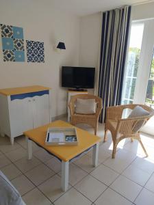 Televízia a/alebo spoločenská miestnosť v ubytovaní Charmante maison de vacances avec accès piscine + 6 fotografií