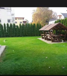 Vonkajšia záhrada v ubytovaní Blue Star 3 Wellness Apartman Siófok