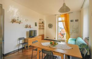 ein Wohnzimmer mit einem Tisch und einem Sofa in der Unterkunft Cozy Apartment In Le Grazie With Kitchen in Le Grazie