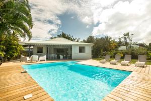 een zwembad met stoelen en een huis bij Villa Kokomo - St. Francis, completely renovated in Saint-François