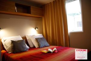 Posteľ alebo postele v izbe v ubytovaní Mobil Home-Sa Palomera- Camping Mar Estang-Canet en Roussillon 66140 + 10 fotografií