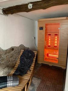 Zimmer mit einem Bett und einem Schrank mit Beleuchtung in der Unterkunft Ferienhaus Eifelstuben mit Charme - Bauernstube Vulkaneifel - Nähe See und Burgruine in Ulmen
