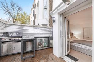 Фотография из галереи Stylish Apartment with BBQ Kensington в Лондоне