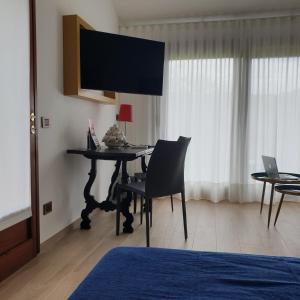 um quarto com uma secretária, uma mesa e cadeiras em VILLA LUNA em Comeana