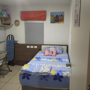 een slaapkamer met een bed met een blauw dekbed bij Apartamento BREÑA in Lima