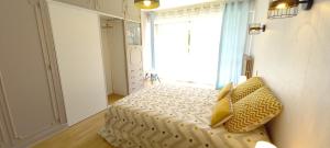 Posteľ alebo postele v izbe v ubytovaní Terrasse, jardin,, Appartement 80m², vue montagne, wifi, bureau