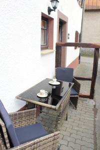 einen Tisch und Stühle auf einer Terrasse in der Unterkunft Ferienhaus Eifelstuben mit Charme - Bauernstube Vulkaneifel - Nähe See und Burgruine in Ulmen