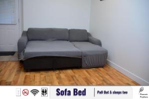 cama de tipo futón en la esquina de una habitación en Stylish Guest Suite with Free Parking - Sleep up to 6 en Surrey