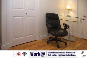 une chaise de bureau noire assise à côté d'une porte dans l'établissement Stylish Guest Suite with Free Parking - Sleep up to 6, à Surrey