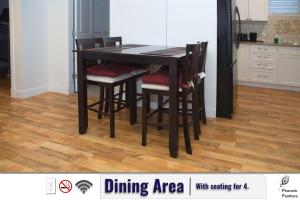 uma área de refeições com uma mesa e 4 cadeiras em Stylish Guest Suite with Free Parking - Sleep up to 6 em Surrey
