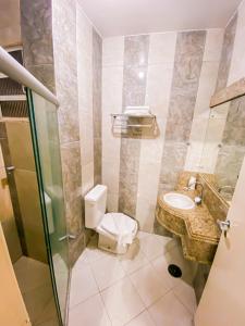 ein Bad mit einem WC und einem Waschbecken in der Unterkunft Hotel Pequeno Principe in Arapiraca
