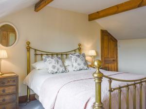 sypialnia z łóżkiem z białą pościelą i poduszkami w obiekcie Dale View w mieście Robin Hood's Bay