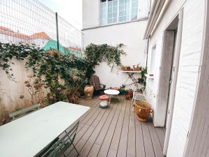 um pátio exterior com uma mesa e plantas em Perla 4 pers & Terrasse em Biarritz