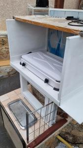 ein weißer Kühlschrank auf einem Regal in der Unterkunft Chambre Locéanaïs in Régusse