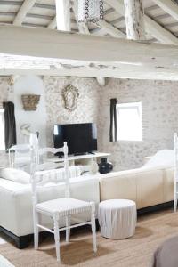 姆蘇蘭特的住宿－Borgo Faveri by BORGHI VENETI，白色的客厅配有白色的椅子和沙发