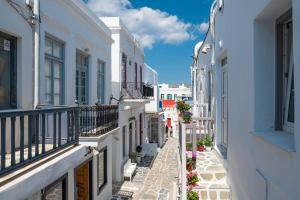 an alley in a town with white buildings at Casa Piccolino in Mikonos