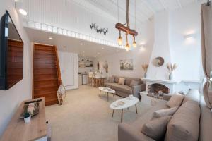 Casa Piccolino في مدينة ميكونوس: غرفة معيشة مع أريكة ومدفأة