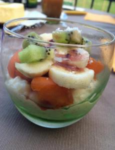 eine Glasschüssel mit Obst und Gemüse auf dem Tisch in der Unterkunft Un Brain de nature in La Chapelle-de-Brain