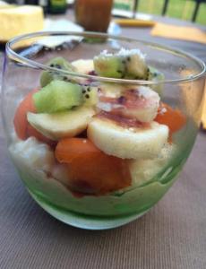 un bol de frutas y hortalizas en una mesa en Un Brain de nature en La Chapelle-de-Brain