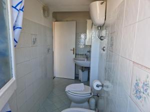 サンタニェッロにあるGli Ulivi Agriturismoのバスルーム(トイレ、洗面台付)