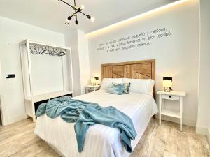 Un dormitorio con una cama con una manta azul. en People Homes Ponce 13, en Jerez de la Frontera